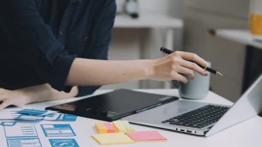 Ofiste grafik tablet ve dijital tabletle çalışan genç tasarımcı.