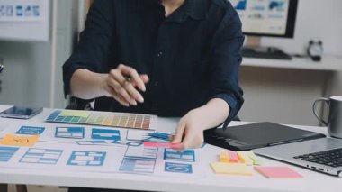 dizüstü bilgisayarda çalışan tasarımcı kadın