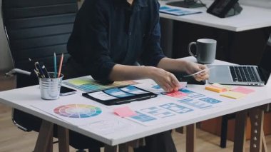 Ofiste grafik tablet ve bilgisayarla çalışan tasarımcı