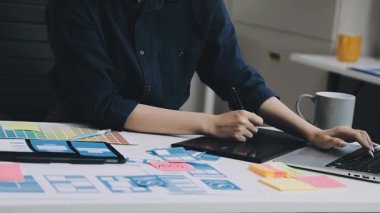 Ofisteki genç iş kadını