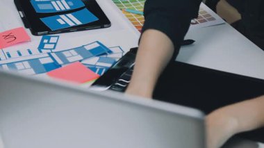 Dizüstü bilgisayar kullanan iş kadını