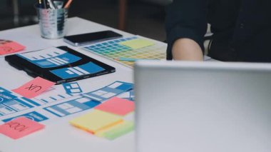 Genç tasarımcı ofiste dizüstü bilgisayarda çalışıyor, yakın plan.