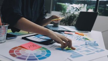 Ofiste dijital tabletle çalışan tasarımcı kadın