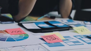 Ofis masasında tablet ve bilgisayarla çalışan yaratıcı grafik tasarımcısı, üst görünüm, grafik tasarım konsepti