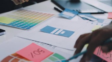 Ofiste proje üzerinde çalışan iş adamları