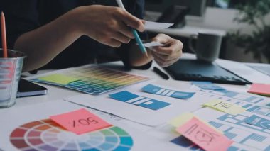 Ofisteki proje üzerinde çalışan yaratıcı tasarımcı