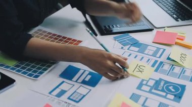 Yaratıcı bir tasarım üzerinde çalışan tasarımcı