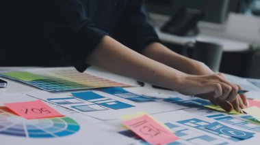 Dizüstü bilgisayarla çalışan iş kadını tasarımcısı