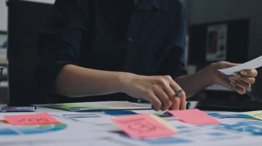 kadın holding yapışkan not