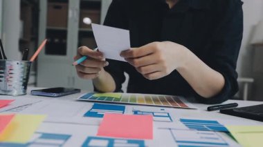 Masada dizüstü bilgisayar ve tabletle çalışan iş tasarımcısı