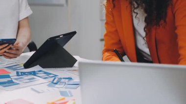 Ofisteki iş kadını belgelerle çalışıyor.