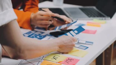 İş kadını ofiste dizüstü bilgisayarla çalışıyor.