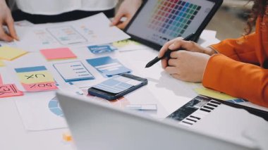 Tasarımcılardan oluşan yaratıcı ekip proje üzerinde birlikte çalışıyor