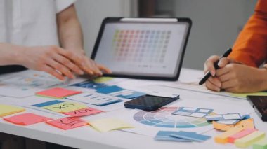 Yaratıcı ofisteki genç iş adamı dizüstü bilgisayarla çalışıyor..