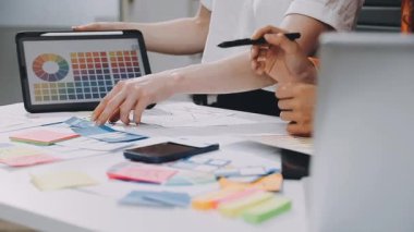 yaratıcı tasarımcı grafik tableti çizer