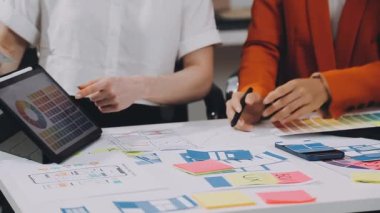 Bir grup iş adamı ofiste yeni fikirleri tartışıyor. İş ekibi birlikte çalışıyor. İş adamları ofiste beyin fırtınası yapıyor..