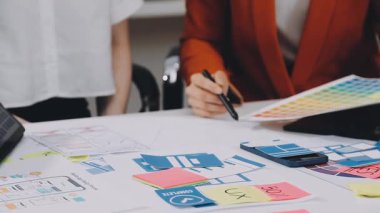 İş ekibi ofiste proje üzerinde çalışıyor.