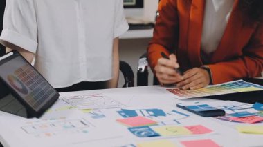 grafik tableti ile çalışan yaratıcı grafik tasarımcısı