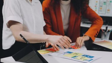 ofiste çalışan gençlerin grup