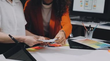 Ofisinde çalışan tasarımcı.