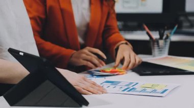 ofiste genç iş kadını