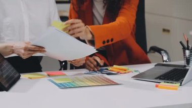 Modern ofis projesinde tartışan genç iş adamları