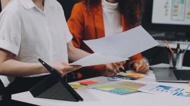 Modern ofiste çalışan yaratıcı ekip, tasarım