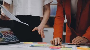 Genç moda tasarımcısı stüdyoda proje üzerinde çalışıyor.