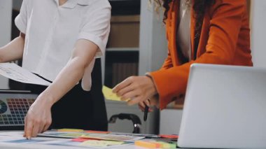 İki iş kadını ofiste yeni bir proje üzerinde çalışıyor