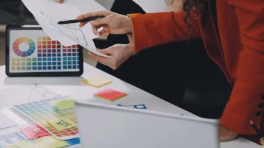 Genç tasarımcı bir proje üzerinde çalışıyor..