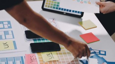 Ofiste renk örneğiyle çalışan tasarımcıyı kapat