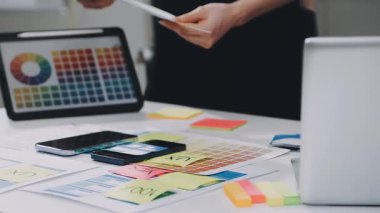 Tasarımcısı grafik tablet ofiste kullanarak