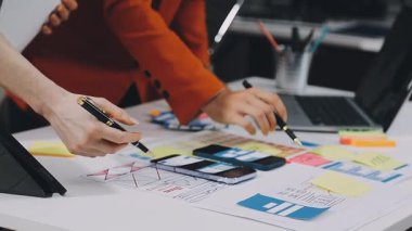 Ofiste yeni proje üzerinde iş takım.