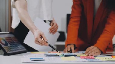 Genç iş kadını ofiste bir proje üzerinde çalışıyor..