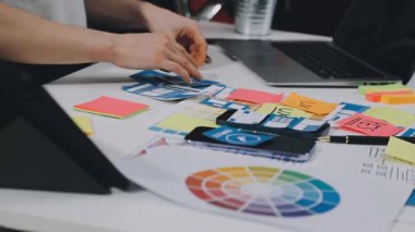 Ofiste proje üzerinde çalışan genç iş adamları