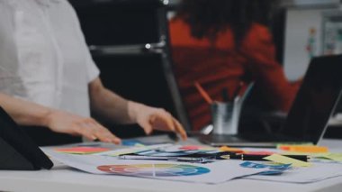 Laptop ofiste çalışan tasarımcı