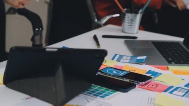 Ofiste elinde tabletle genç bir iş kadını.