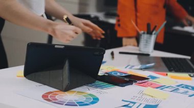 Genç işadamı dizüstü bilgisayar ve dijital tabletle çalışıyor