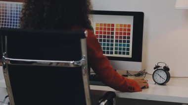 Stüdyoda dizüstü bilgisayar üzerinde çalışan grafik tasarımcısı.