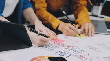 yakın plan - ofiste dizüstü bilgisayar ve dijital tabletle çalışan genç iş kadını