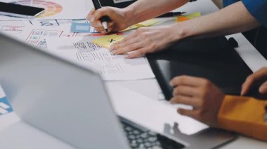 İş adamları birlikte çalışır. İş ekibi yeni fikirleri tartışıyor