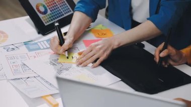 Ofiste çalışan iş ekibi, üst görünüm