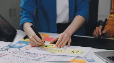 Ekonomik raporla çalışan iş ekibi