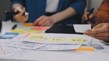 Modern ofiste dizüstü bilgisayarda finansal istatistiklerle çalışan iş kadını.