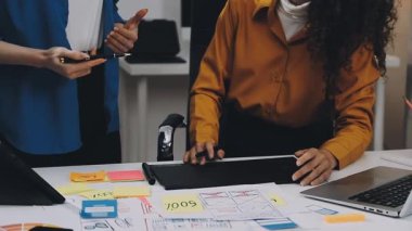 Günlük kıyafetlerle genç bayan yönetici ofiste proje üzerinde çalışıyor..