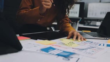 Modern ofisinde çalışan genç kadın