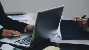 biznesmen w nowoczesnym biurze