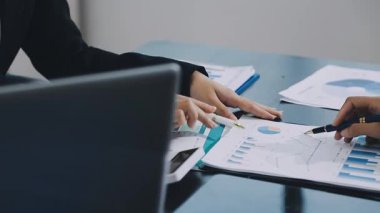 Laptop ile ofiste çalışan iş kadın.