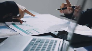 İş adamları iş yerinde mali belgeleri tartışıyor.