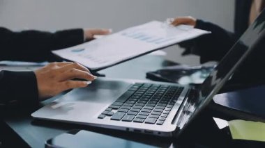 Ofiste dizüstü bilgisayar kullanan bir iş adamı